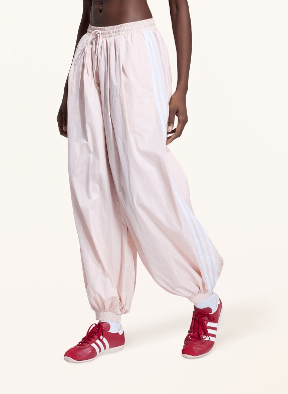 adidas Originals Spodnie dresowe ADILENIUM 5.0 BALLOON BLADORÓŻOWY