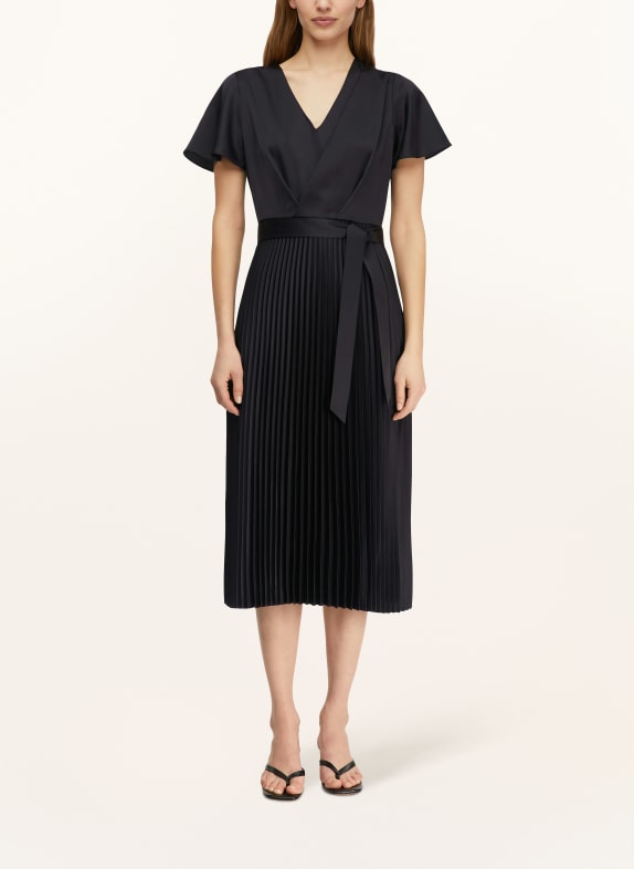 comma Satynowa sukienka z plisami GRANATOWY