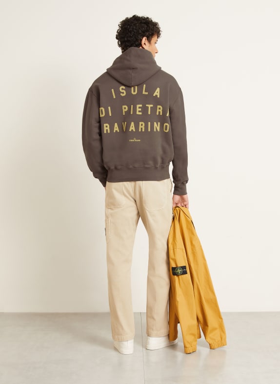 STONE ISLAND mikina s kapucí TMAVĚ HNĚDÁ / TMAVĚ ŽLUTÁ
