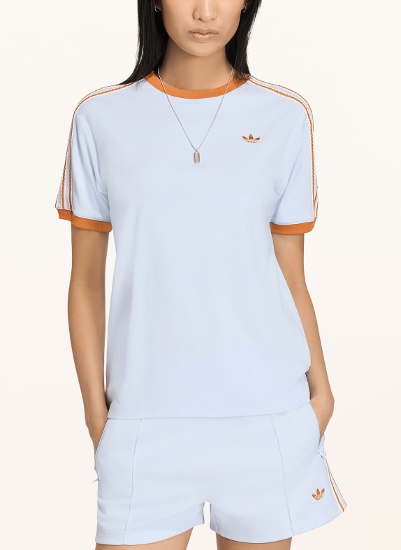 adidas Originals T-shirt ADIDAS ORIGINALS SUMMER GLOW ADVANCED THREE STRIPES LICHTBLAUW / DONKERORANJE / WIT