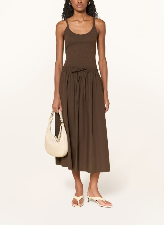 ESTHÉ Šaty z kombinace materiálů HNĚDÁ