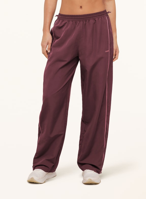 GYMSHARK Track Pants TO FROM DUNKELROT / HELLROT