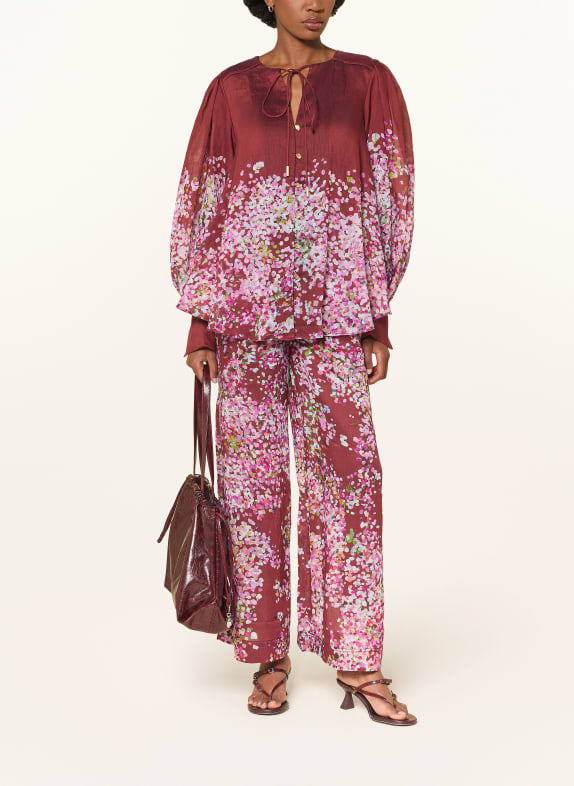 Aje. Overhemdblouse FRAGMENTS DONKERROOD / CRÈME / ROZE
