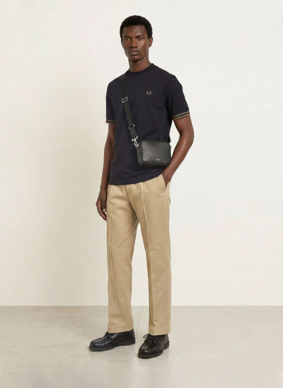 FRED PERRY T-shirt ZWART / OLIJF
