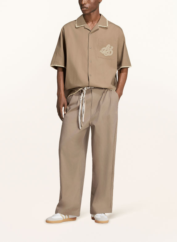 adidas Originals Kalhoty RESORT S s galonovými pruhy ČERNOŠEDÁ / REŽNÁ
