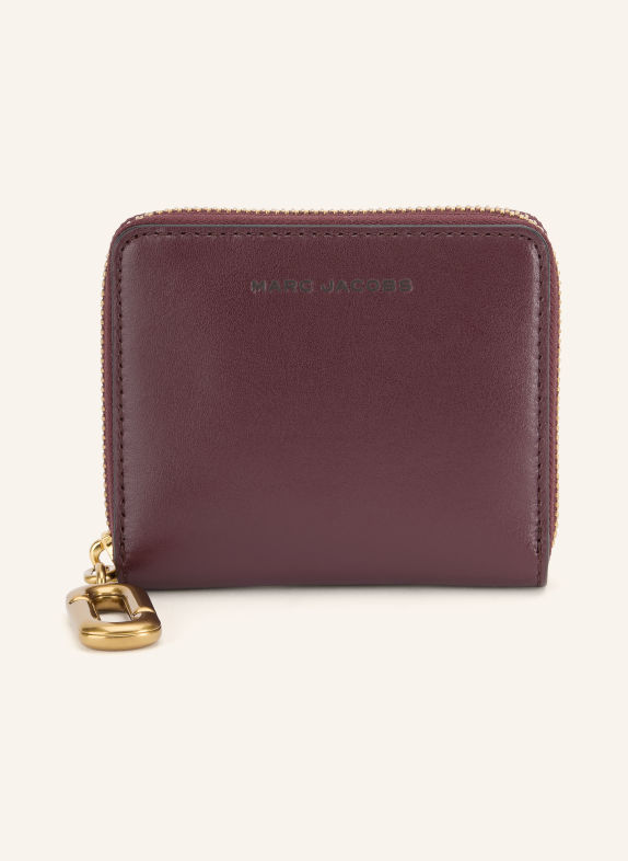 MARC JACOBS Portemonnee THE SCENE SLIM COMPACT WALLET DONKERROOD / GOUD