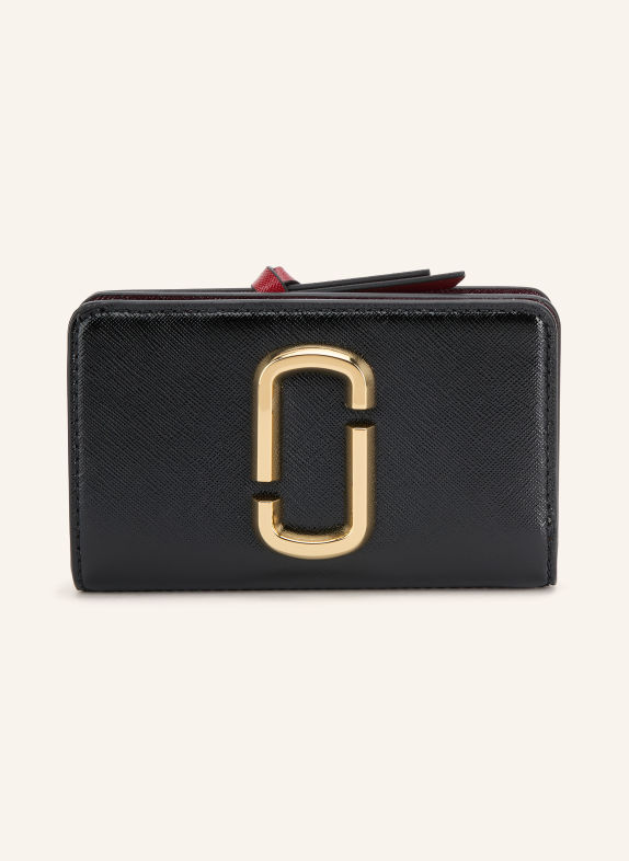 MARC JACOBS Saffiano-portemonnee THE SNAPSHOT COMPACT WALLET ZWART / GOUD / DONKERROOD