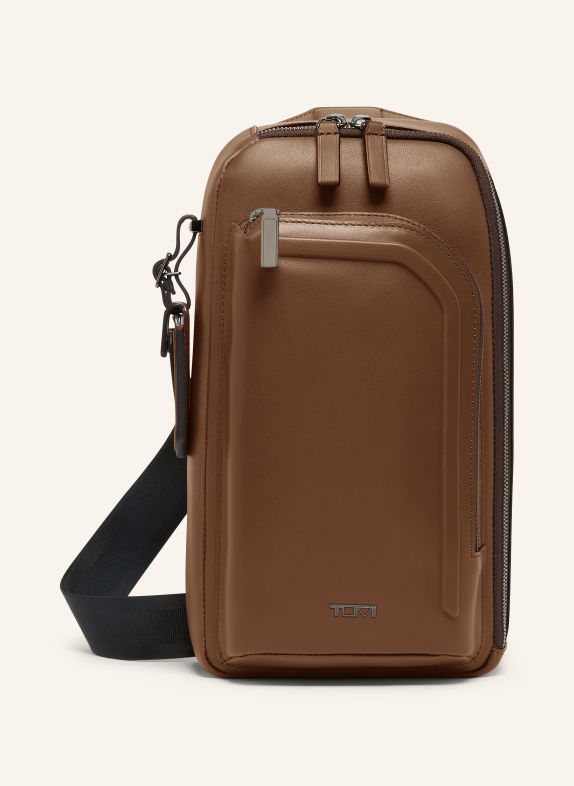 TUMI HARRISON schoudertas GREGORY SLING COGNAC