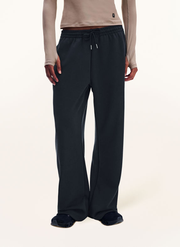 On STUDIO Training pants BLACK