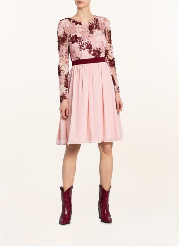 Chi Chi LONDON Cocktailkleid mit Spitzenbesatz ROSA / DUNKELROT