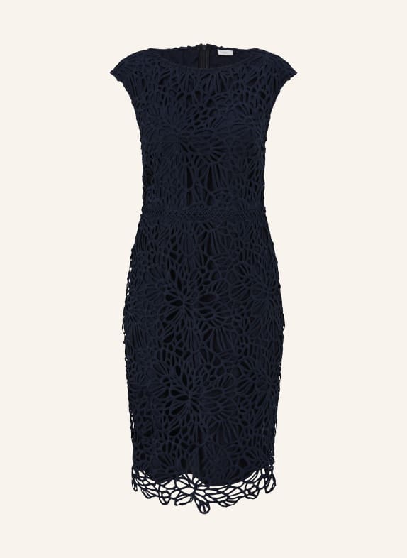 s.Oliver BLACK LABEL Pouzdrové šaty z děrované krajky TMAVĚ MODRÁ