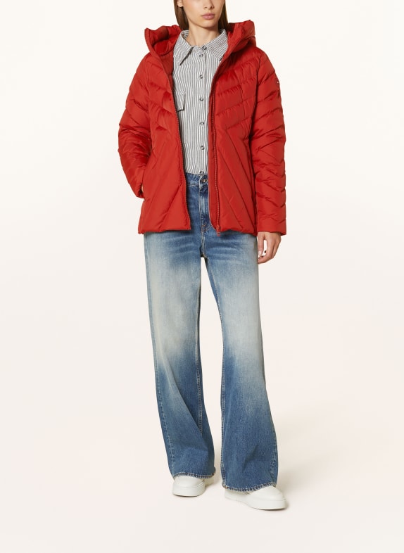 Rote daunenjacke mit kapuze