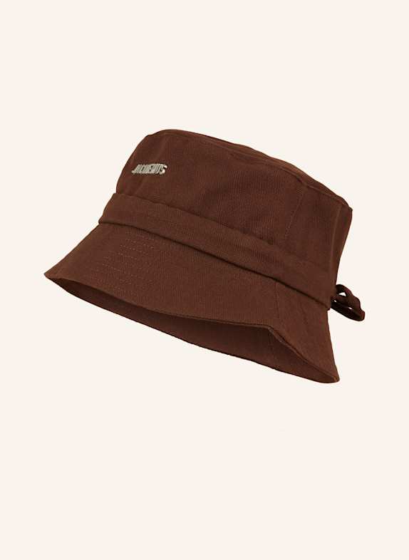 JACQUEMUS Klobouk Bucket Hat LE BOB GADJO TMAVĚ HNĚDÁ