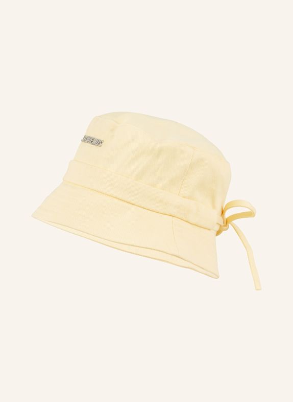 JACQUEMUS Klobouk Bucket Hat LE BOB GADJO TMAVĚ ŽLUTÁ