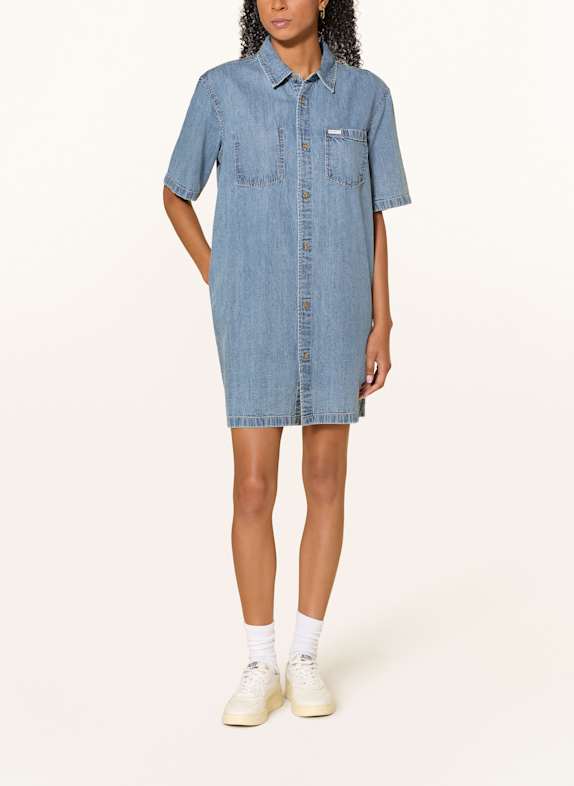 GUESS JEANS Oversized košilové šaty MODRÁ