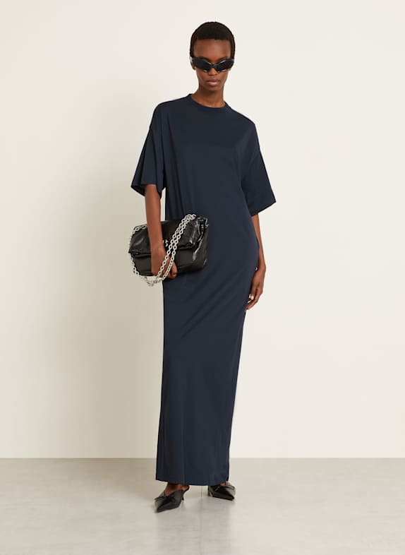 BALENCIAGA außergewöhnliche Schnitte und Muster mit DUNKELBLAU