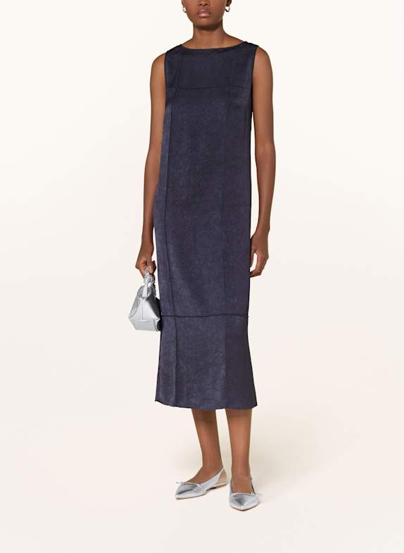 BAUM UND PFERDGARTEN Šaty AMARAN TMAVĚ MODRÁ