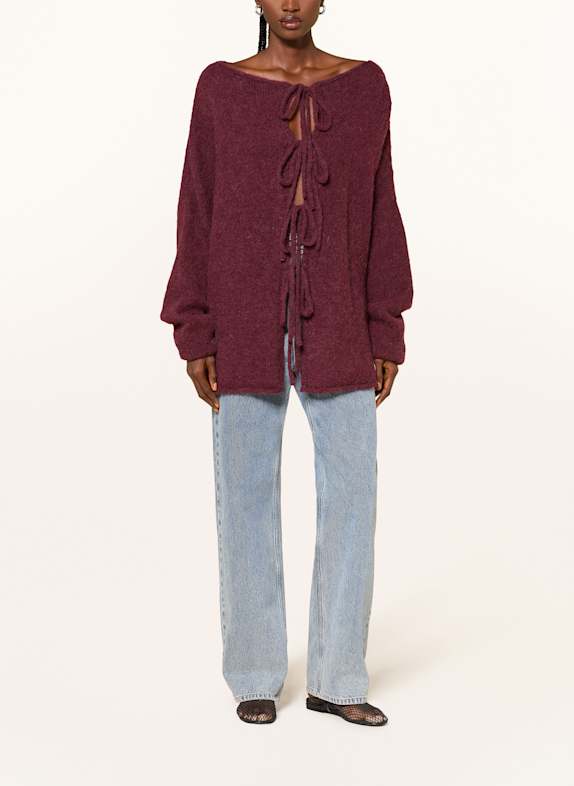 by Aylin Koenig Vest MANA met alpaca DONKERROOD