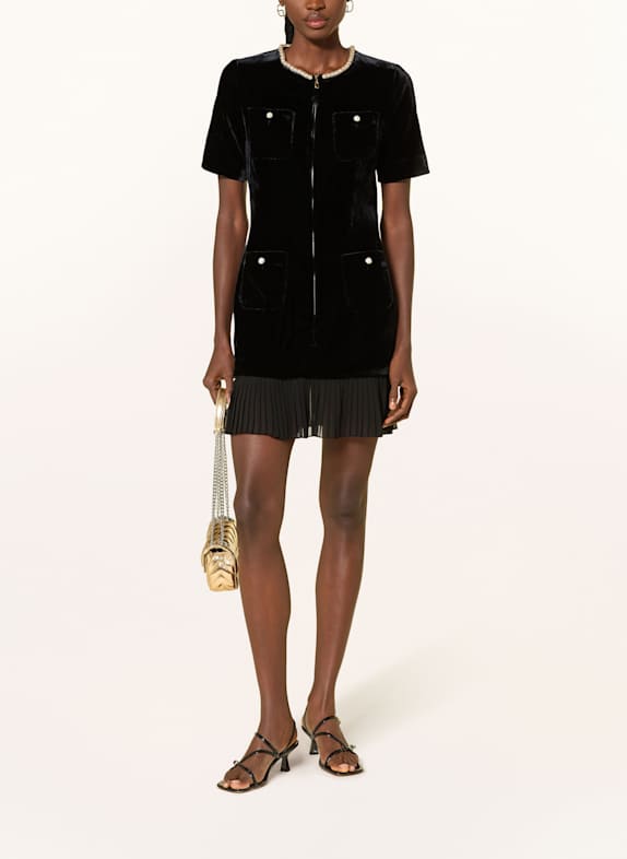 SANDRO Samtkleid mit Plissees und Schmucksteinen SCHWARZ