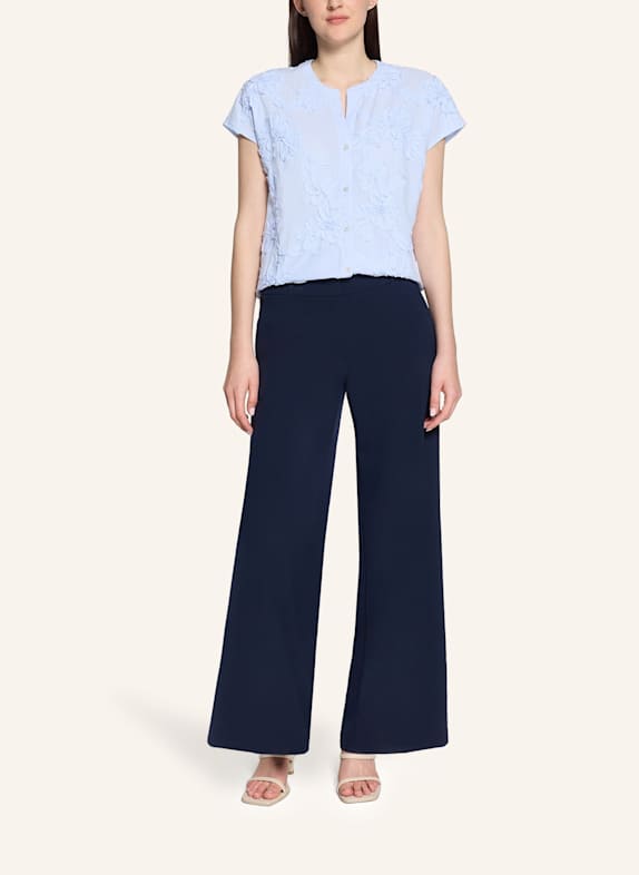 BETTY&CO Hemdbluse mit Stickerei WEISS / HELLBLAU