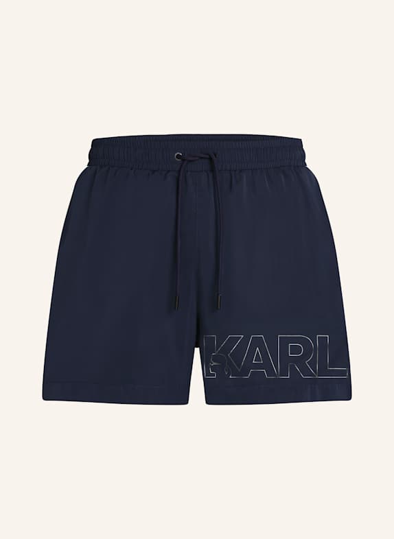 KARL LAGERFELD MITTELLANGE BOARD-SHORTS MIT KARL-LOGO IN METALLIC-OPTIK SCHWARZ