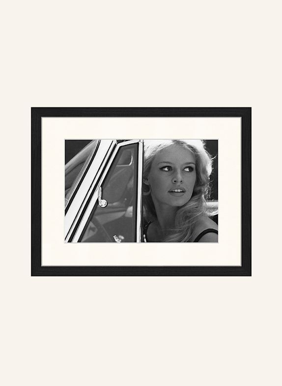 JACOB BADEN Wandafbeelding BRIGITTE BARDOT IN DE AUTO met lijstje ZWART