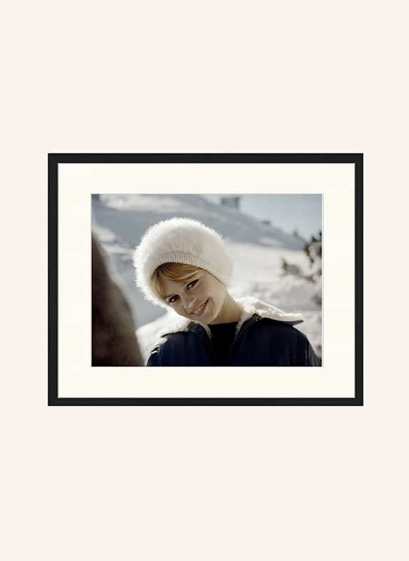 Liv Corday Wandbild BRIGITTE BARDOT WINTER mit Rahmen SCHWARZ