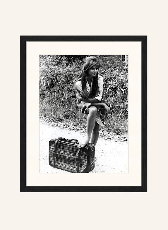 Liv Corday Wandbild CLAUDIA CARDINALE IN „DAS MÄDCHEN MIT DEM KOFFER“ (1961) mit Rahmen SCHWARZ