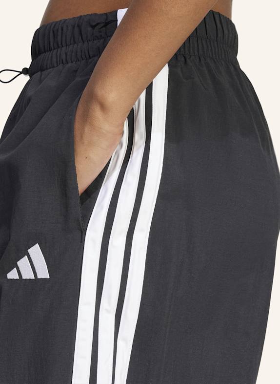 adidas ESSENTIALS 3-STREIFEN LIFESTYLE WOVEN PARACHUTE HOSE SCHWARZ/ WEISS