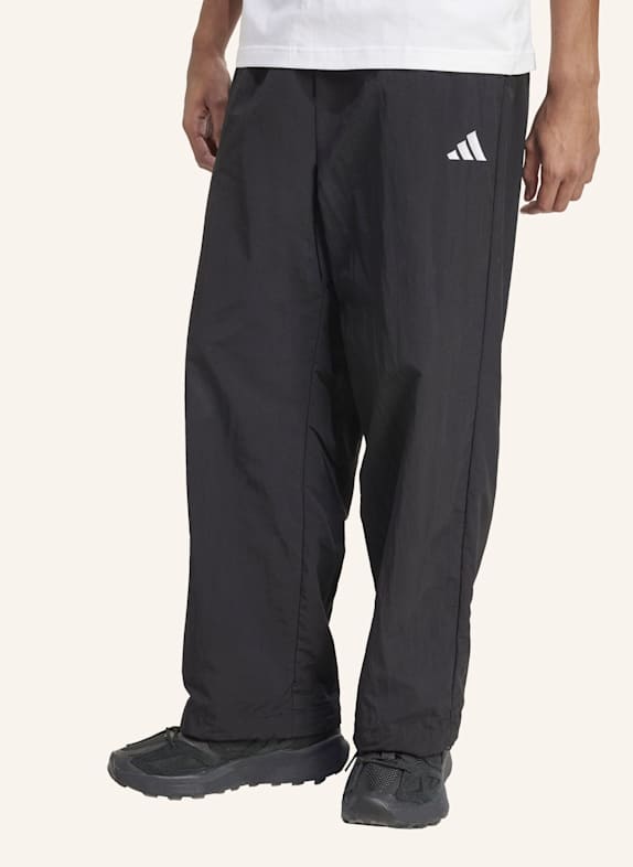 adidas HOSE ESSENTIAL SMALL LOGO WOVEN OPEN HEM SCHWARZ/ WEISS