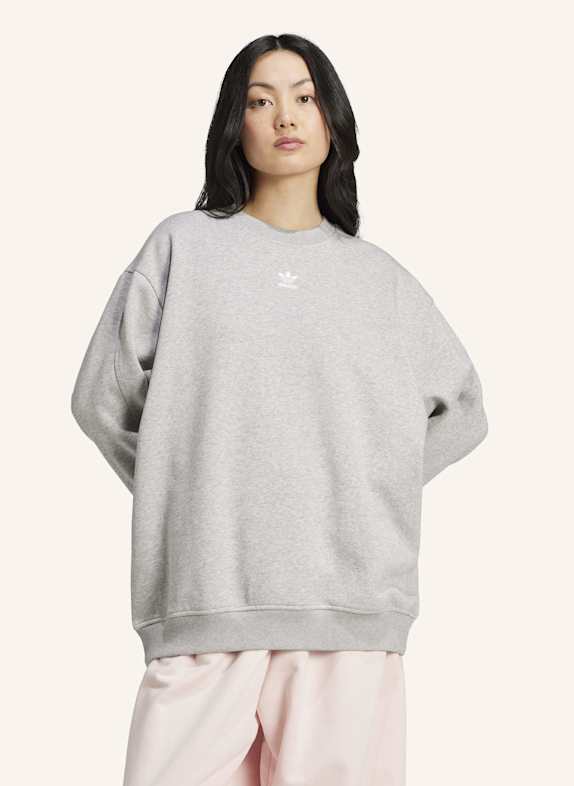 adidas Originals ESSENTIALS FLEECE-SWEATSHIRT, RUNDHALSAUSSCHNITT, LANG, OVERSIZED GRAU