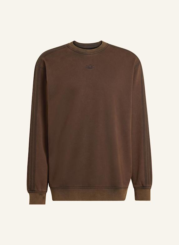 adidas Originals PREMIUM ESSENTIALS RETRO WASHED SWEATSHIRT MIT RUNDHALSAUSSCHNITT BRAUN