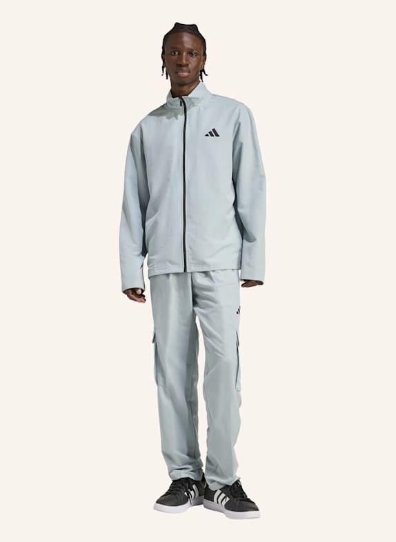 adidas SPORTSWEAR CARGO-TRAININGSANZUG, GEWEBT GRÜN