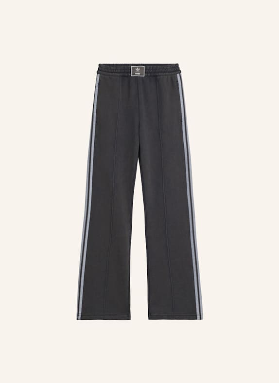 adidas Originals ADIDAS ORIGINALS BY AVAVAV TRAININGSHOSE AUS FRENCH TERRY GRAU