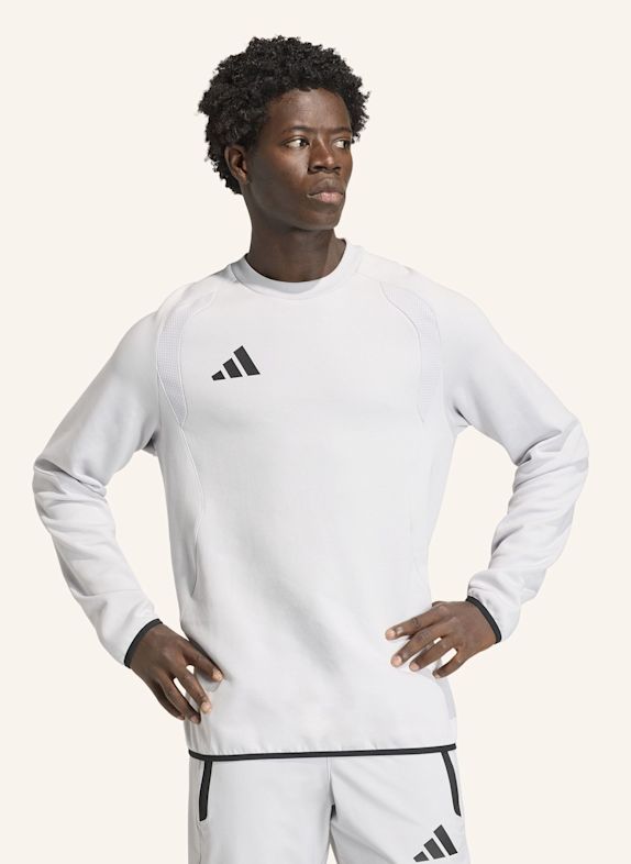 adidas TIRO TRAVEL SWEATSHIRT, RUNDHALSAUSSCHNITT GRAU / SCHWARZ