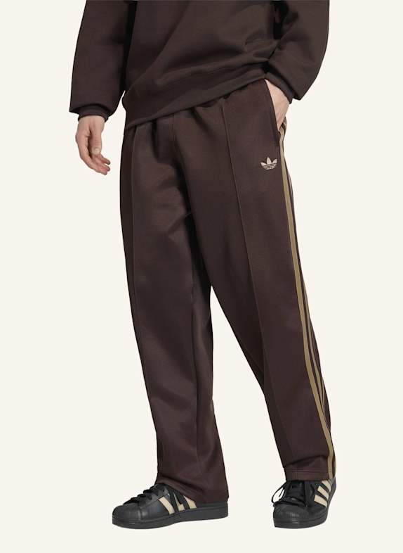 adidas Originals ADIDAS ADICOLOR BAGGY-TRAININGSHOSE, SPACER-MATERIAL BRAUN