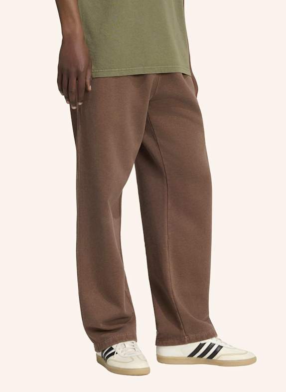 adidas Originals TREFOIL ESSENTIALS HOSE, VERWASCHENE OPTIK, OFFENER SAUM BRAUN