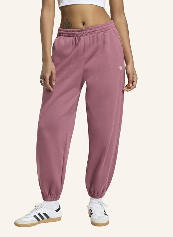 adidas Originals ESSENTIALS FLEECE-JOGGINGHOSE, LOCKERE PASSFORM ROT