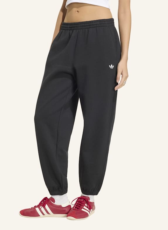 adidas Originals ESSENTIALS FLEECE-JOGGINGHOSE, LOCKERE PASSFORM SCHWARZ