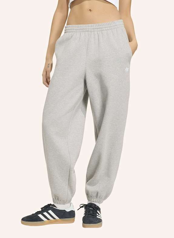 adidas Originals ESSENTIALS FLEECE-JOGGINGHOSE, LOCKERE PASSFORM GRAU