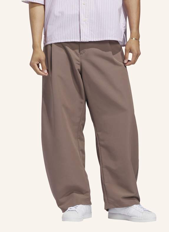adidas Originals ORIGINALS GEWEBTE HOSE, BARREL DESIGN BRAUN