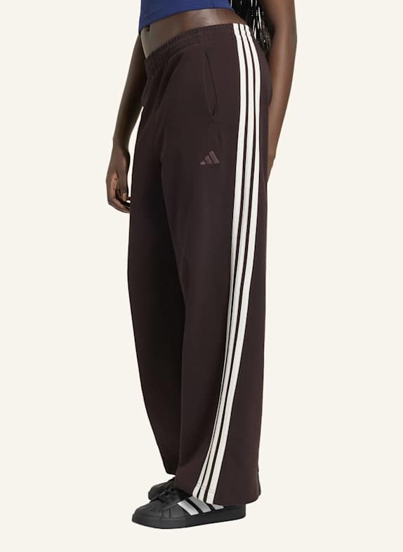 adidas ADIDAS KIT 3-STREIFEN HOSE, WEIT GESCHNITTEN BRAUN/ WEISS