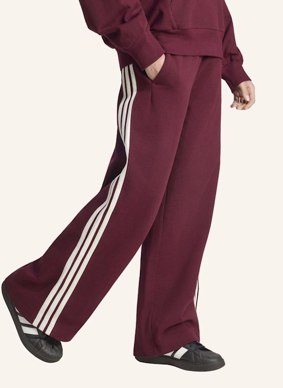 adidas ADIDAS KIT 3-STREIFEN HOSE, WEIT GESCHNITTEN ROT / WEISS
