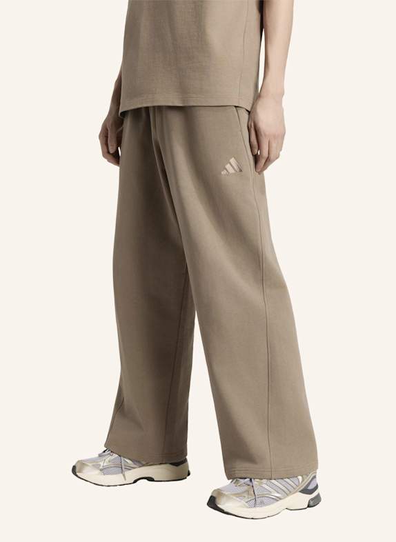 adidas ADIDAS KIT HOSE, WEIT GESCHNITTEN, KLEINES LOGO KHAKI