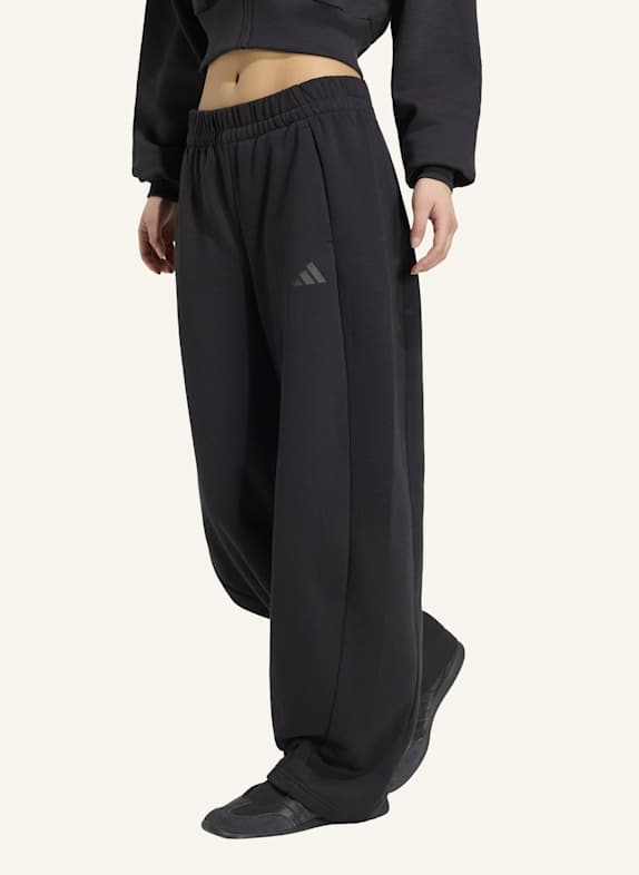 adidas ESSENTIALS CONTEMPORARY FLEECE HOSE MIT BARREL-BEIN SCHWARZ