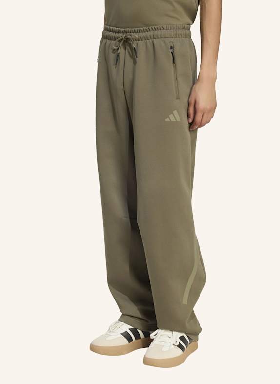 adidas ADIDAS Z.N.E. HOSE OFFENER SAUM GRÜN