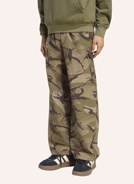 adidas SEASONAL ESSENTIALS PARACHUTE-HOSE, GEWEBT, CAMO BRAUN/ GRÜN