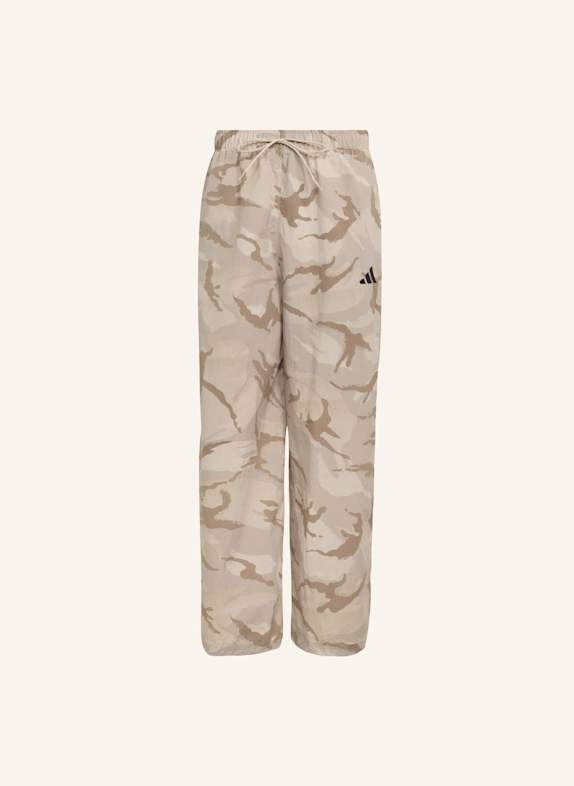 adidas SEASONAL ESSENTIALS PARACHUTE-HOSE, GEWEBT, CAMO BRAUN/ BEIGE
