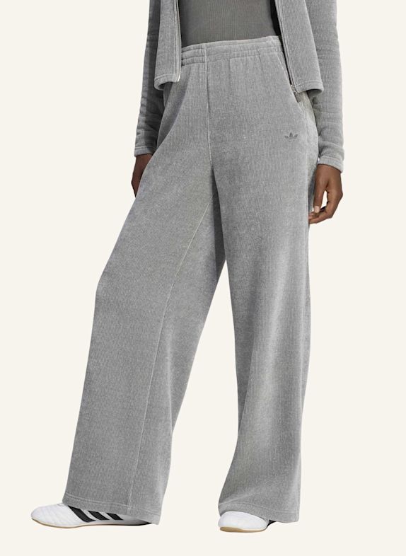 adidas Originals PREM ESS CHENILLE FL WL PANTS GRAU