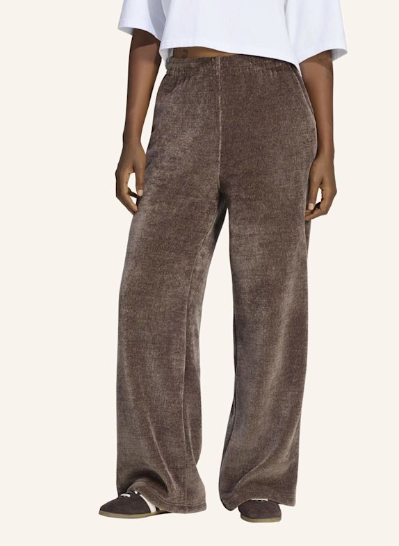 adidas Originals PREM ESS CHENILLE FL WL PANTS BRAUN